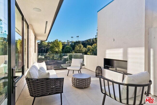 Building Photo - 16879 Mooncrest Dr