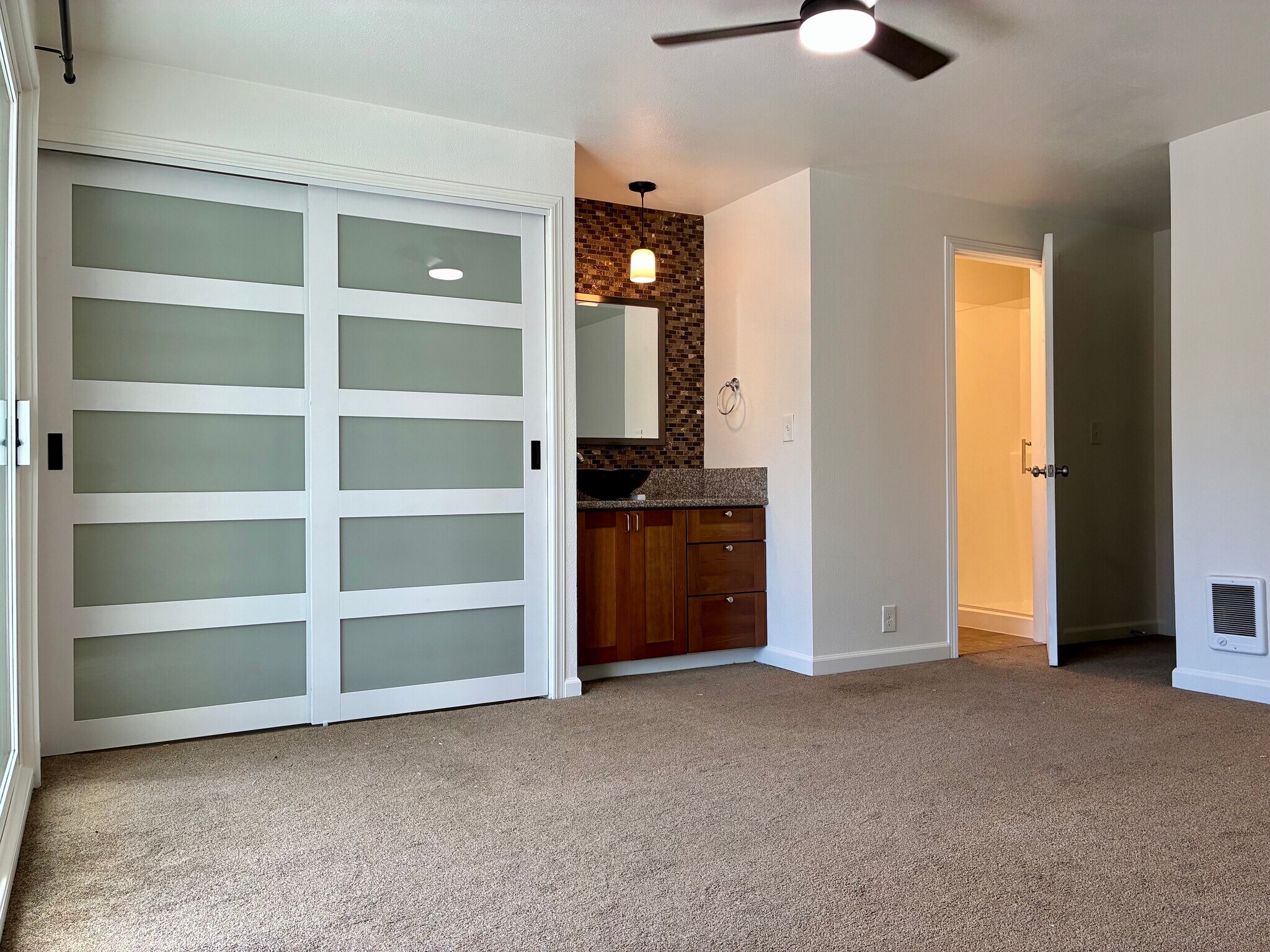 En suite - 9301 SW Hill St