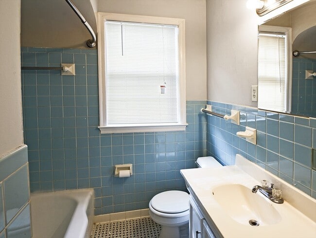 Building Photo - DARLING UPDATED 2 bed, 1 bath with updated appliances in HIGH POINT TERRACE