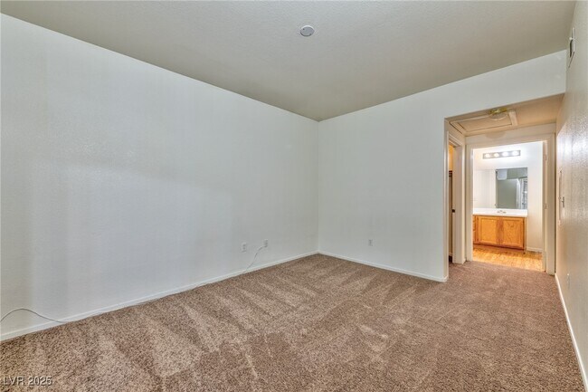 Building Photo - 3400 Cabana Dr