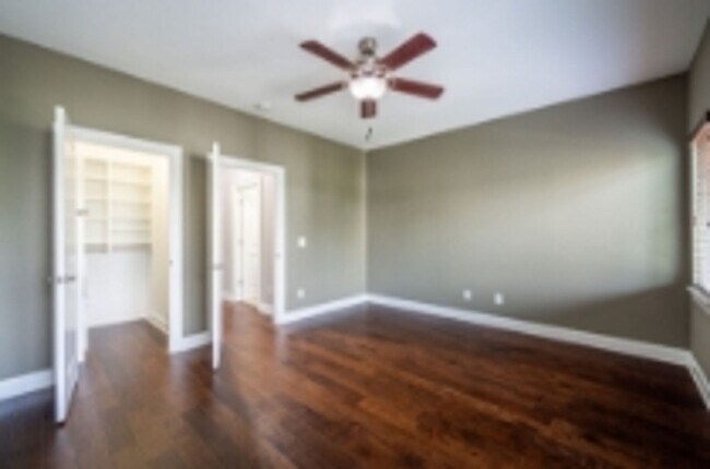 Building Photo - Location, Location , Location with this Be...