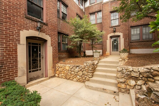 Interior Photo - Highland Court