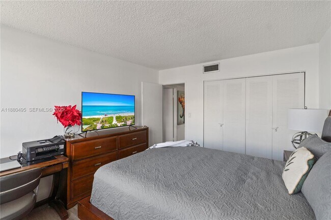 Building Photo - 1351 NE Miami Gardens Dr