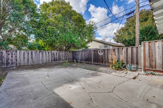 Building Photo - Private ADU with Fenced Yard, Indoor Laundry, and Prime Location
