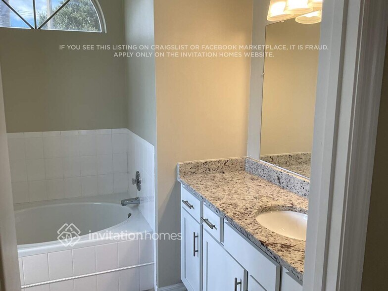 Building Photo - 888 Somerset Dr
