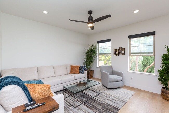 Building Photo - 3 Bedroom Townhome in the Escala Community of Mission Valley