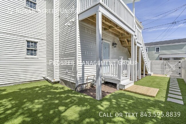 Building Photo - Charming, Renovated Downstairs 2-Bedroom U...