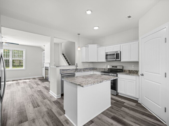 Building Photo - Towne Pointe Beauty!