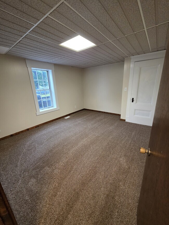 Building Photo - 320 Plum St