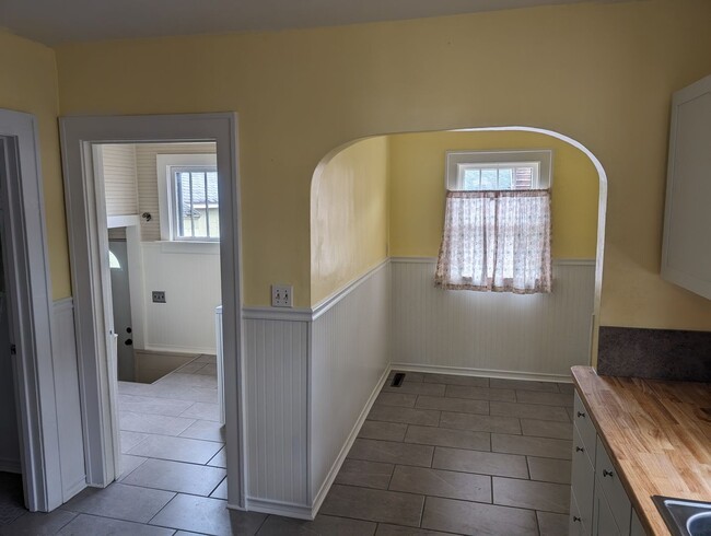 Building Photo - Cozy, Pet Friendly Northside Home