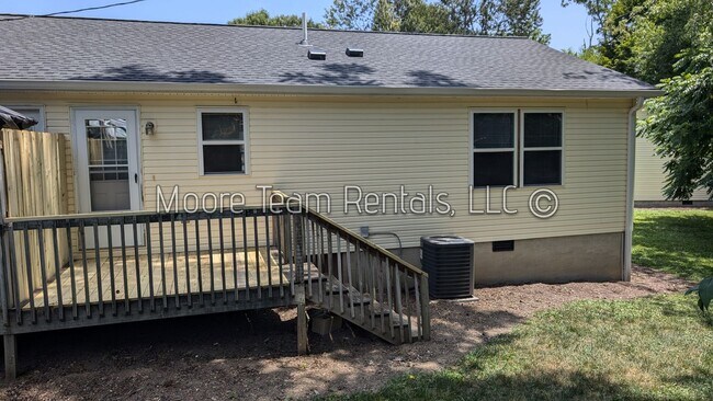 Building Photo - 1105 Maple St