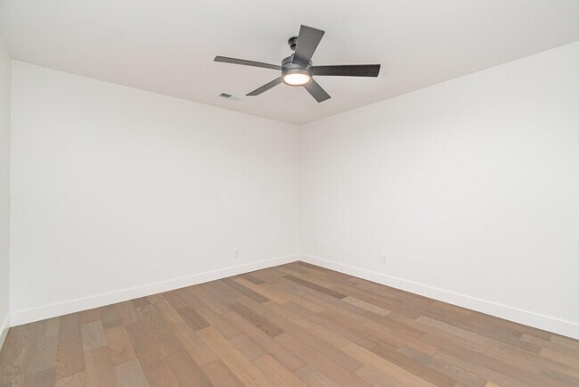 Building Photo - 617 Manhattan Blvd