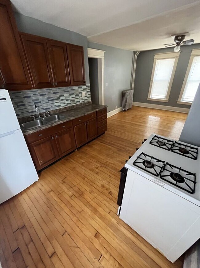 Building Photo - Bright 2 Bed / 1 Bath off Brady St | Free Laundry & Pet-Friendly