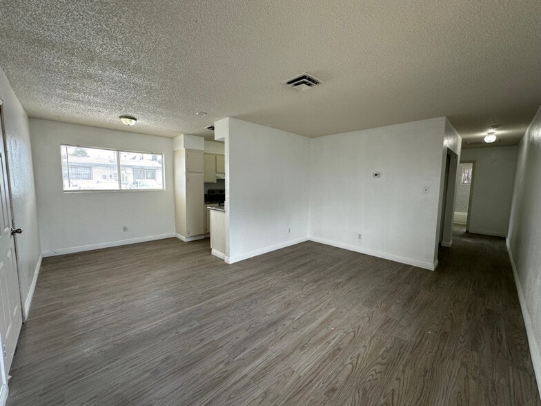 Building Photo - 2508 E Mesquite Ave