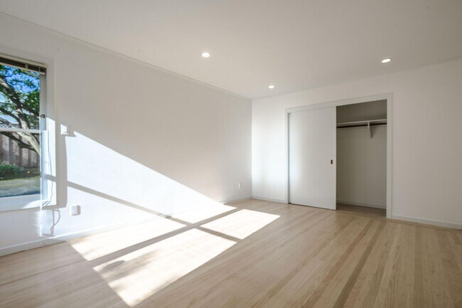 Building Photo - Beautiful 3 Bedroom / 2 Bath Single Family House in Burlingame!