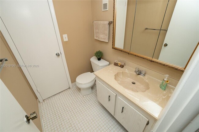 Building Photo - 1100 St Charles Pl