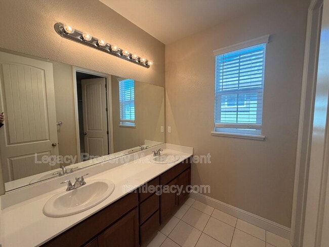 Building Photo - 3224 La Paz Dr