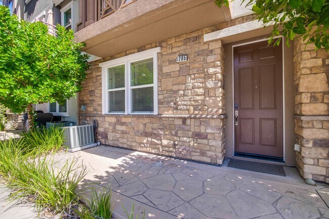 Building Photo - Excellent 4 Bed 2.5 Bath Town Home!