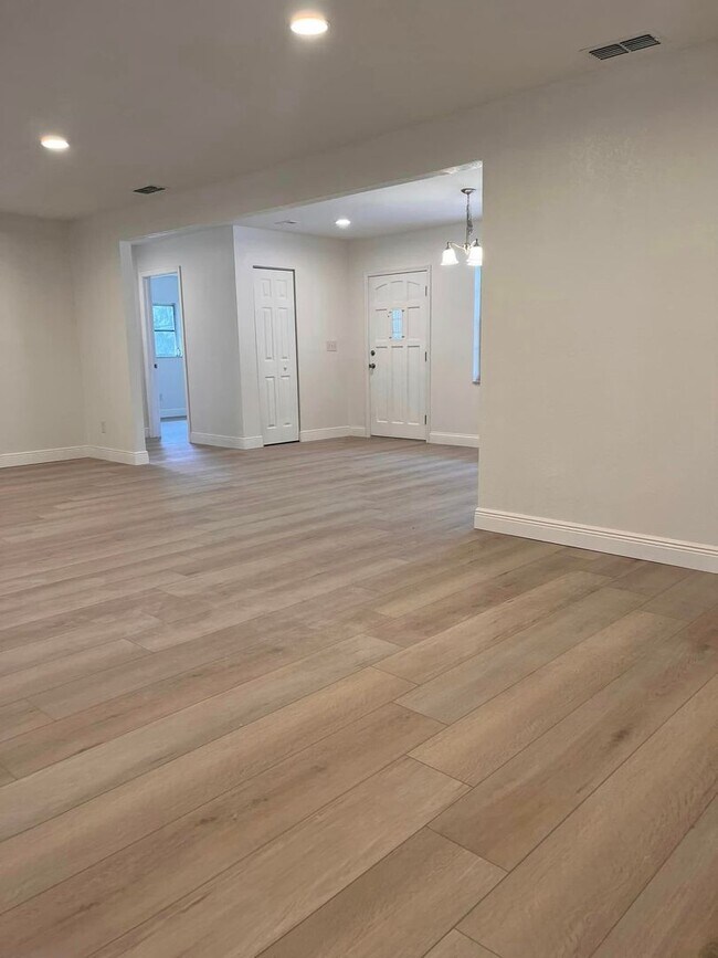 Building Photo - Beautiful fully remodeled home!