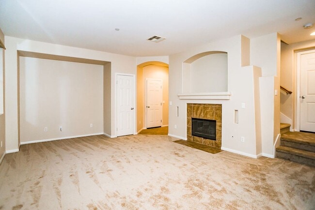 Building Photo - Beautiful townhome in Mission Valley!  Ava...