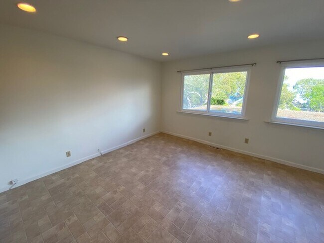 Building Photo - 701 Pine St