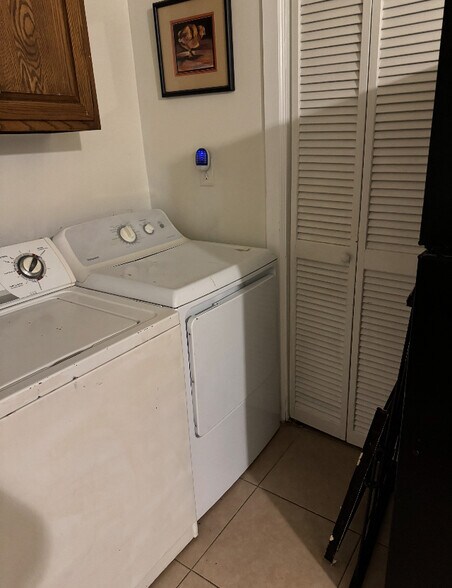 Building Photo - 3031 Mistletoe St