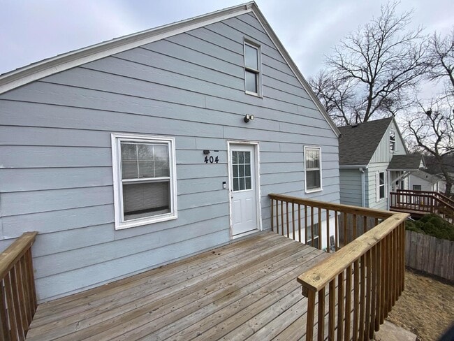 Building Photo - 404 S Wayland Ave