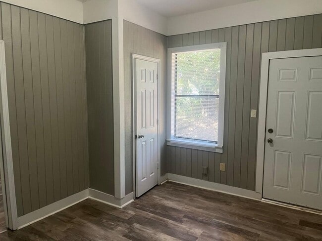 Building Photo - 618 Clarke St