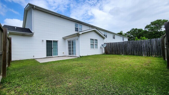 Building Photo - Beautiful 3 bed 2 1/2 bath townhome in a g...