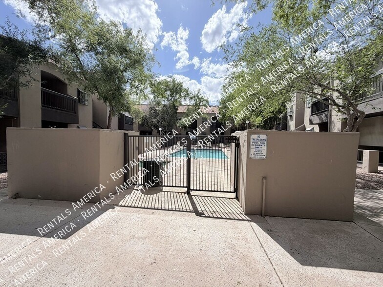 Building Photo - 747 S Ext Rd