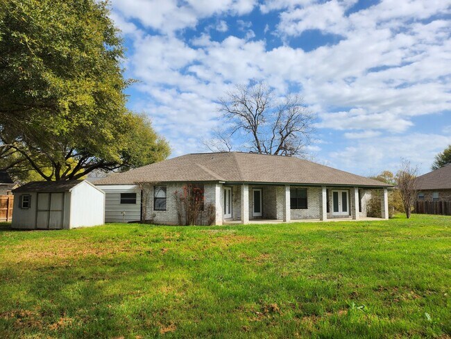 Building Photo - Awesome 4 bdrm/2.5 ba in La Brisas