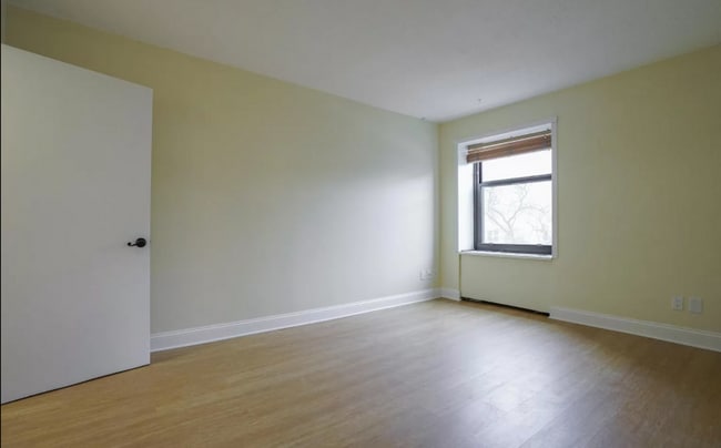 Building Photo - 3 Bedroom, 2 Bathroom Condo in Downtown!
