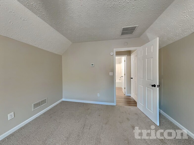 Building Photo - 915 Chapel Hill Dr SE