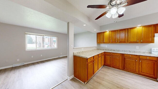 Building Photo - 3 Bedroom/1 bathroom renovated townhouse.