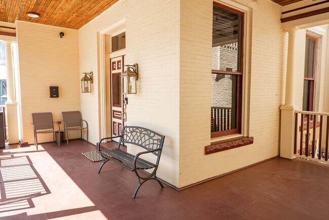 Building Photo - 275 S Limestone