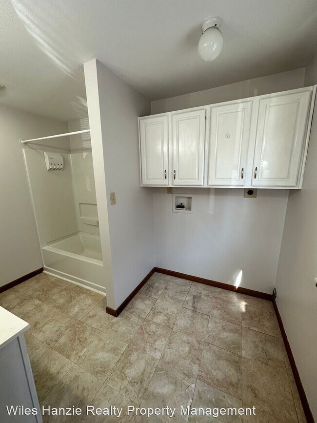 Building Photo - 3 br, 1 bath House - 211 N Milton St