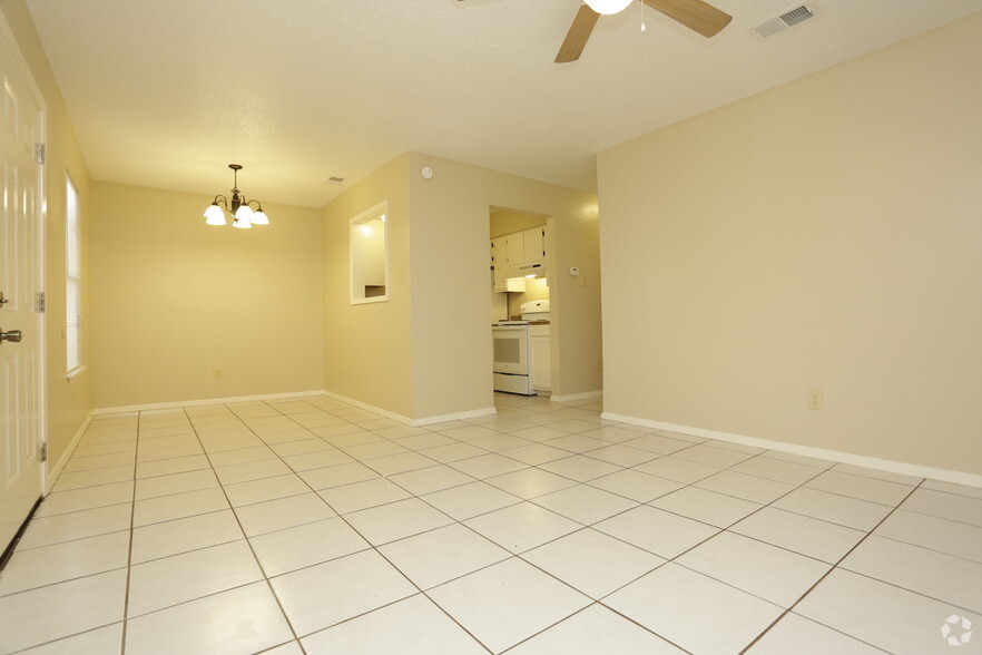 2 BD, 1 BA - 856 SF - Crossings Apartments