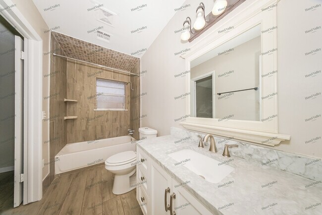 Building Photo - 1329 McGregor Dr