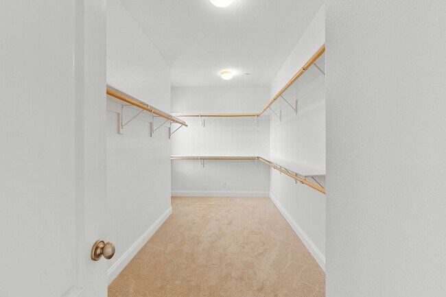 Building Photo - Spacious 3 Bedroom, 3 Bathroom Home with P...