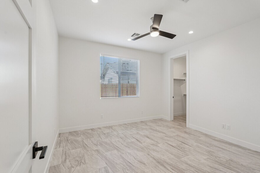 Building Photo - 910 E Roma Ave