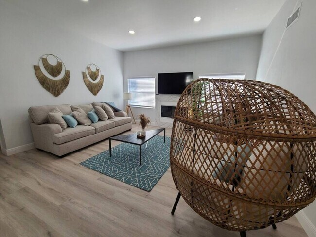 Building Photo - Chic Stylish Pool House newly renovated
