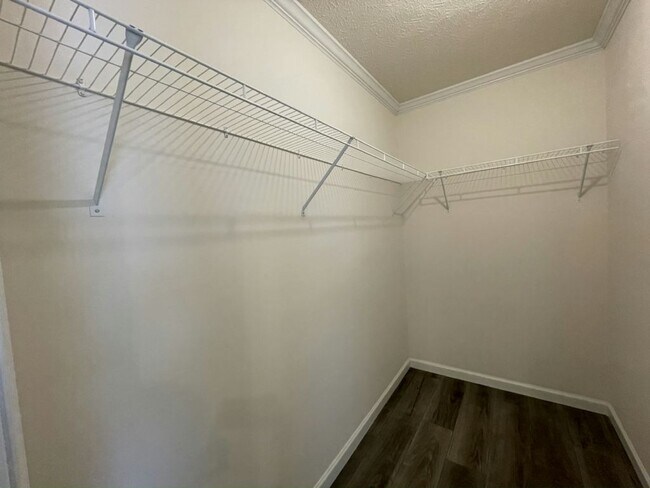 Building Photo - 491 Hillcrest Ln