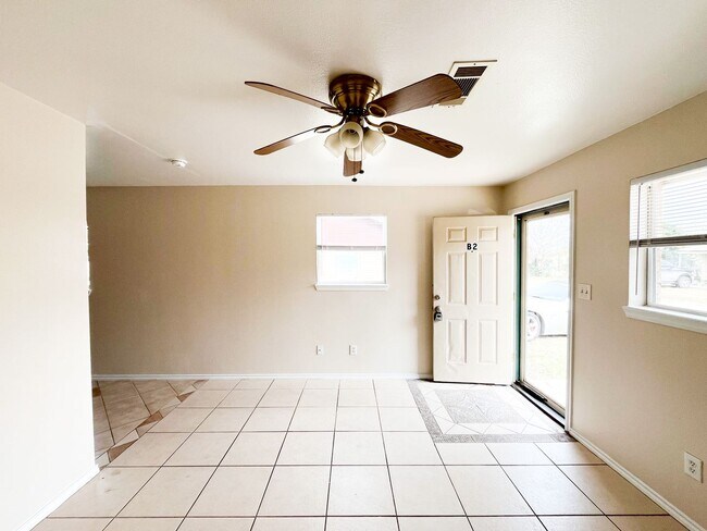 Building Photo - 211 W Bobwhite Ln