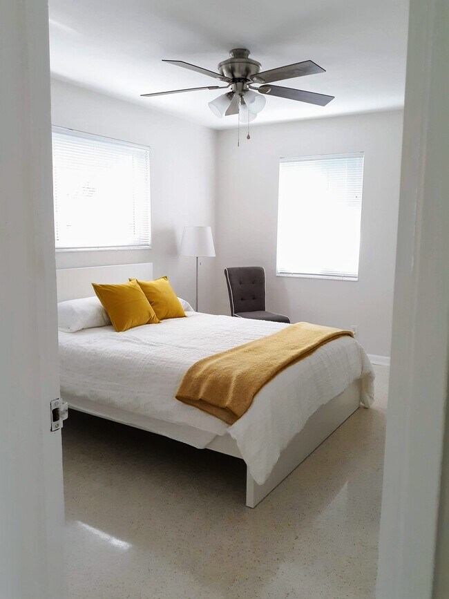 Master bedroom - 935 NE 18th Ct