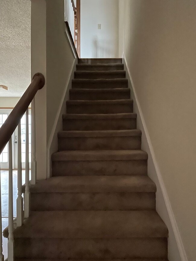 Building Photo - Lovely 2 bedroom 1.5 Bath  Townhome in Cit...