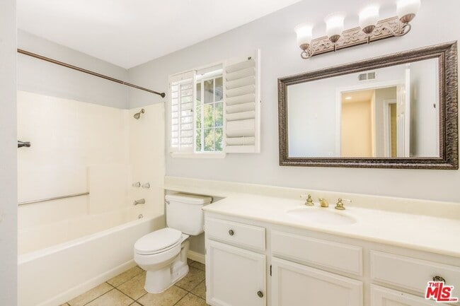 Building Photo - 3131 E Hillcrest Dr