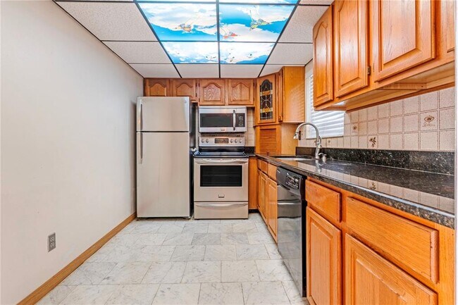 Building Photo - 100 Silver Beach Ave