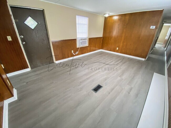 Building Photo - For Rent: 2-Bedroom Mobile Home in Sulphur...