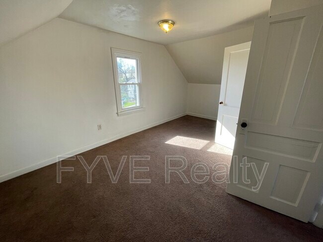 Building Photo - 489 Norton St