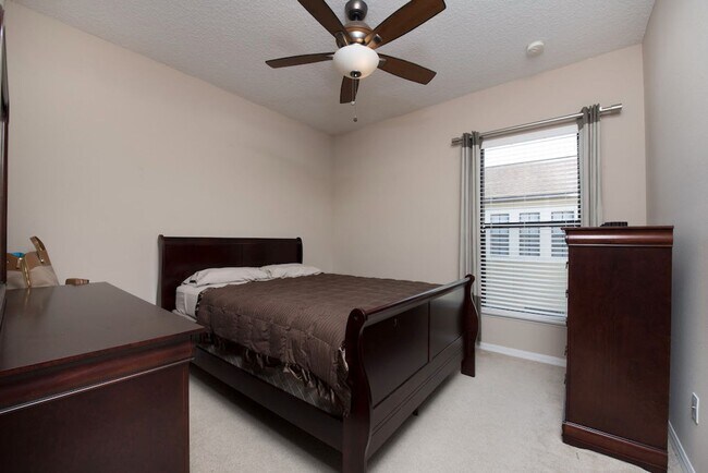 Building Photo - Large, Executive style 3/2.5 Lakefront/POOL Home in East Park of Lake Nona